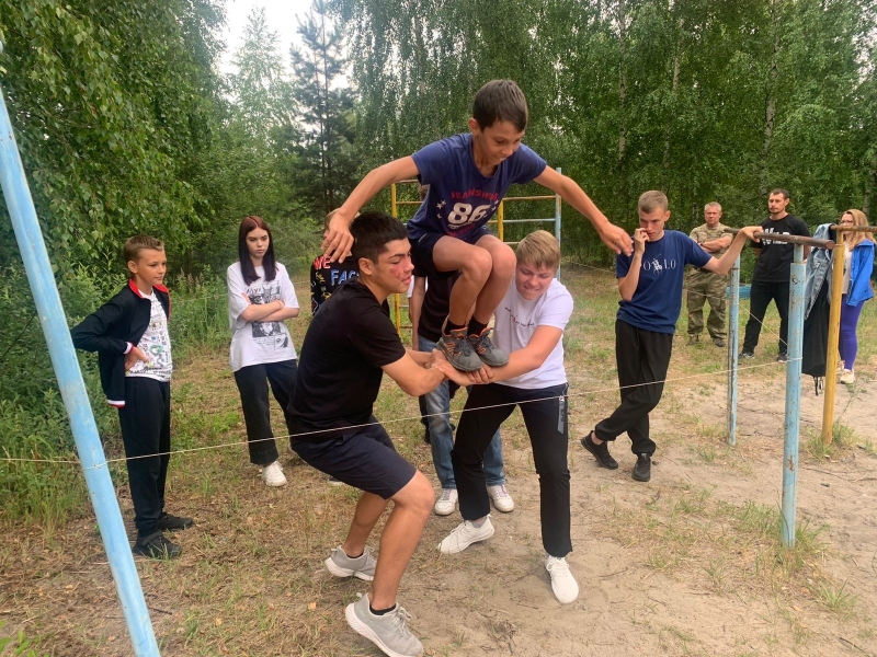 Туризм направление физической культуры. Площадка для спортивного туризма. Физкультурное образование. Спортивный туризм ЯГТУ. Фото в центре спортивной площадки.